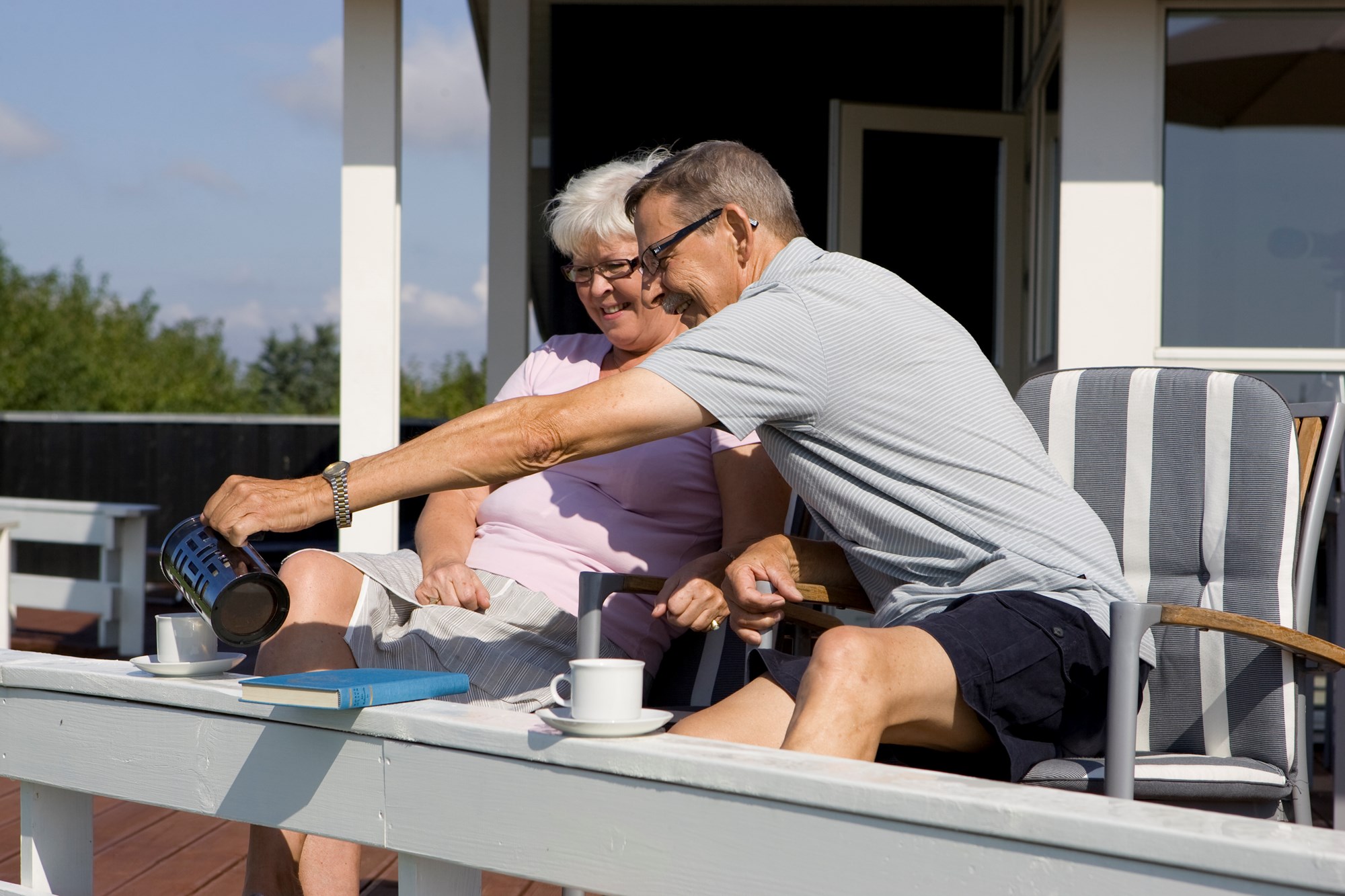 Par der nyder en kop kaffe i solen