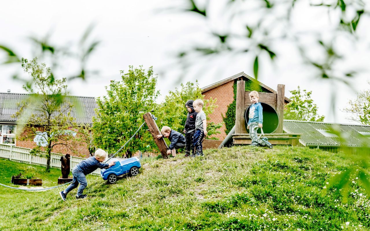 børnehavebørn på legeplads