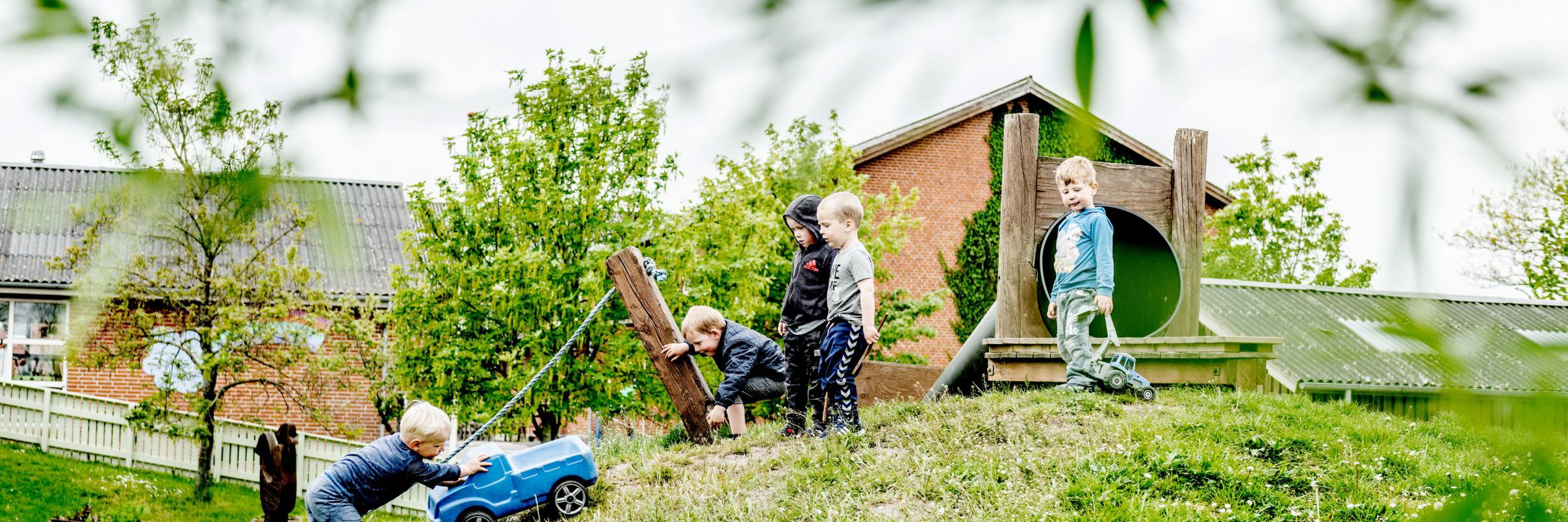 børnehavebørn på legeplads