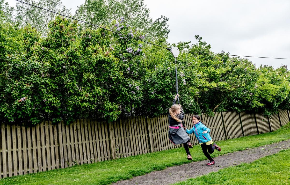 Børn leger på svævebane