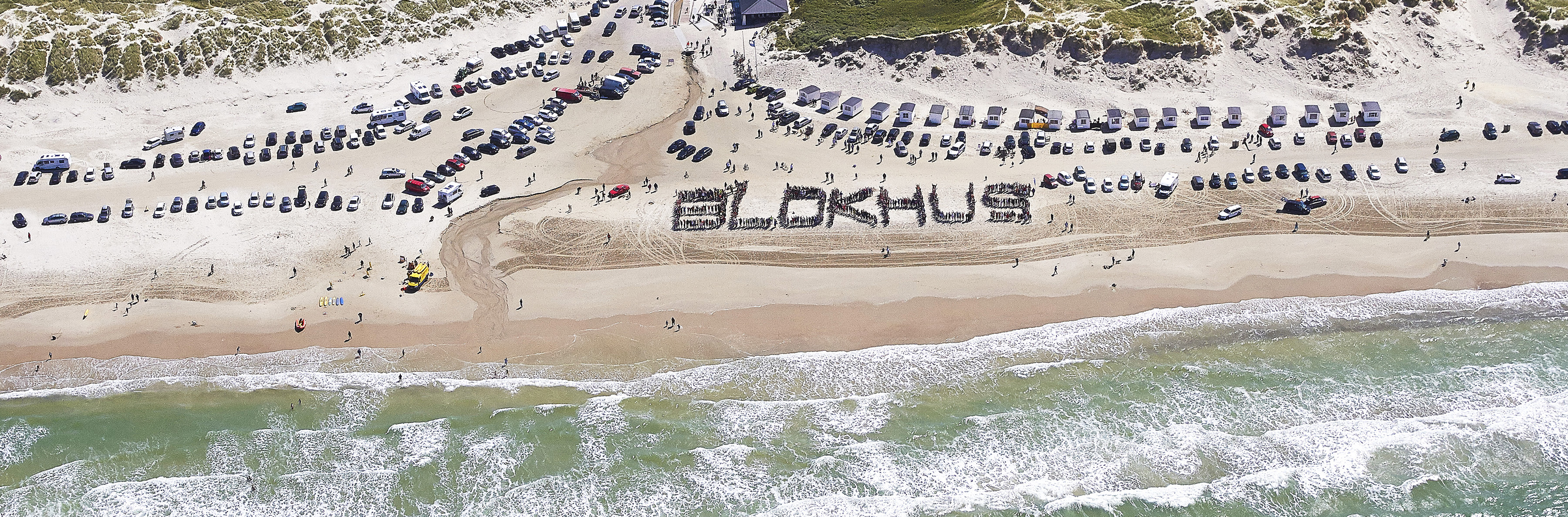 Blokhus formet med mennesker på Blokhus Strand