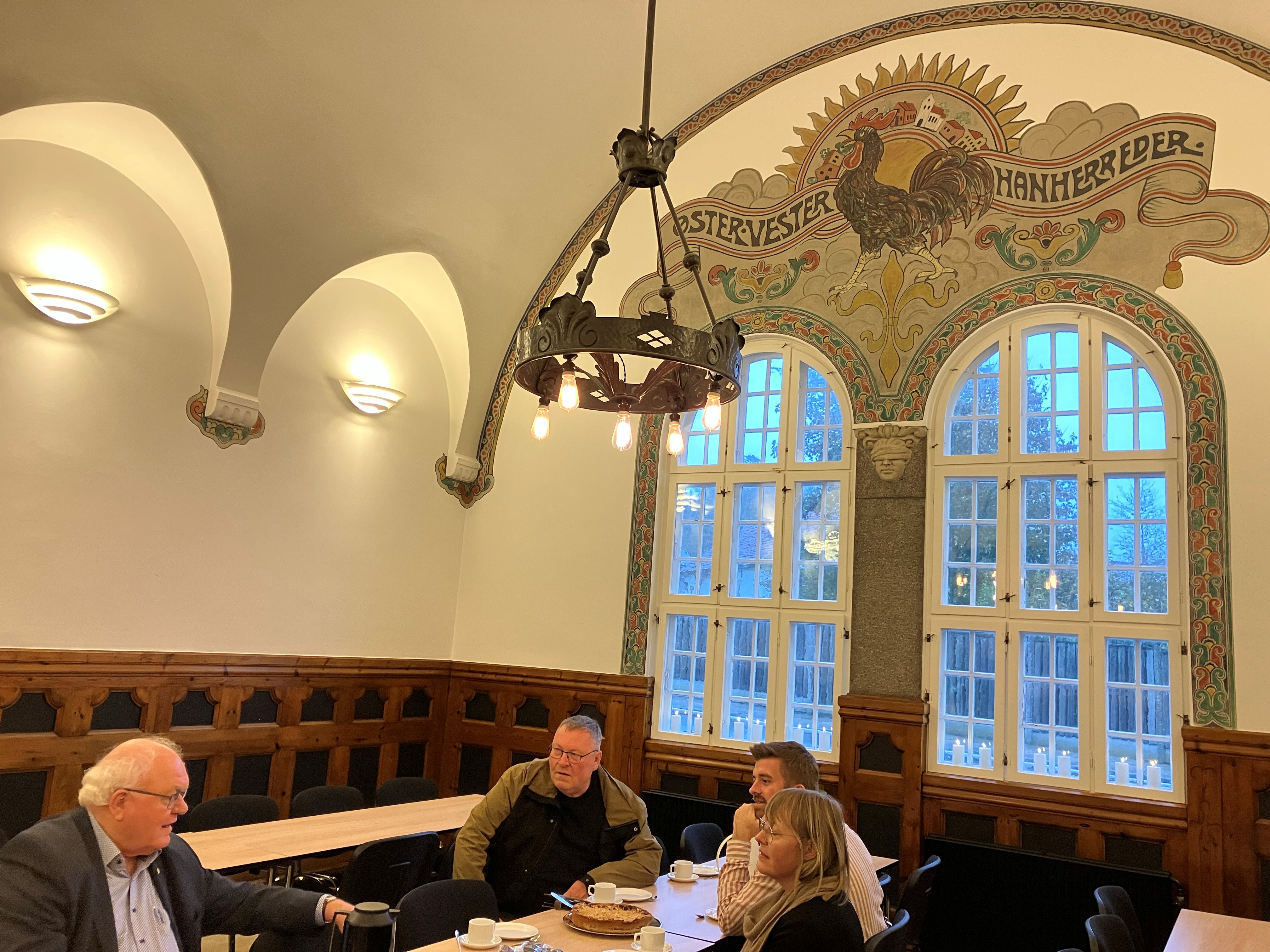 Snak Og Kaffe I Den Smukke Tinghussal