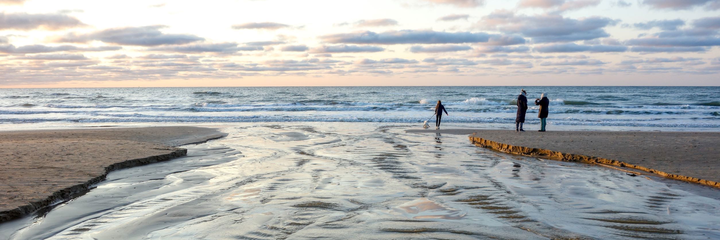 Bæk løber ud i havet