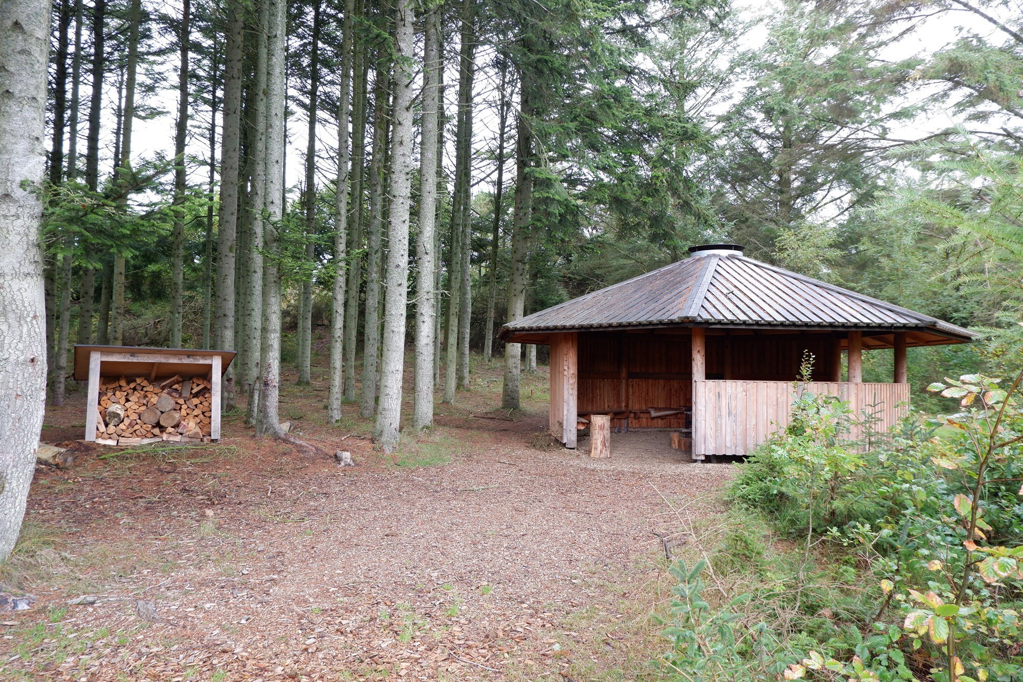 Slettestrand Trailhead Bålhytte og brændestabel