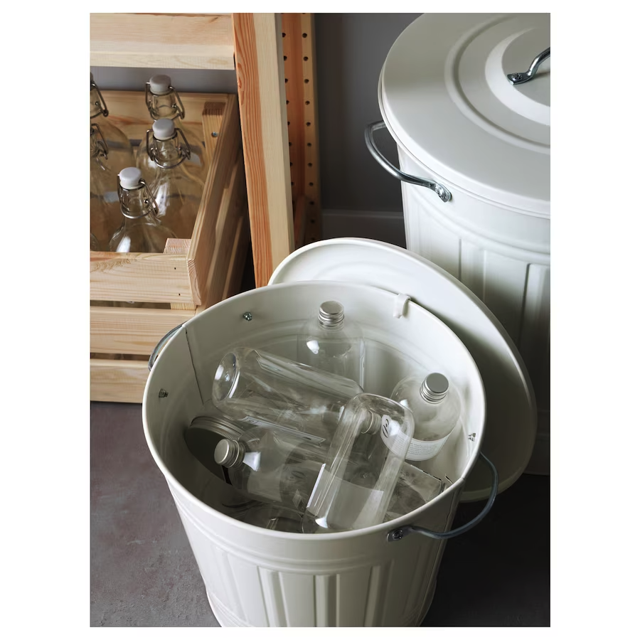 Affaldsspand i retrodesign med glasflasker