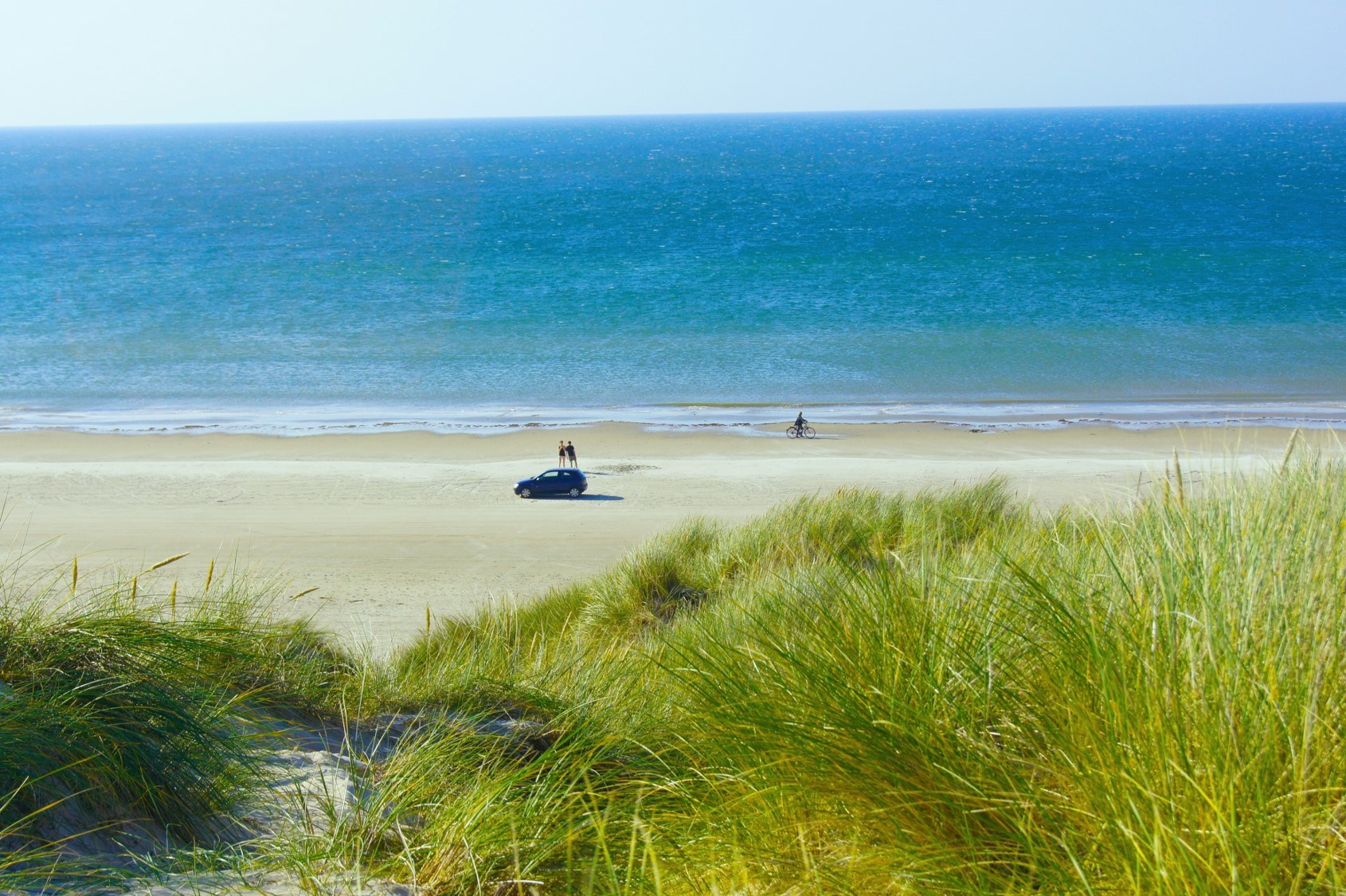 Bil parkeret på Saltum strand