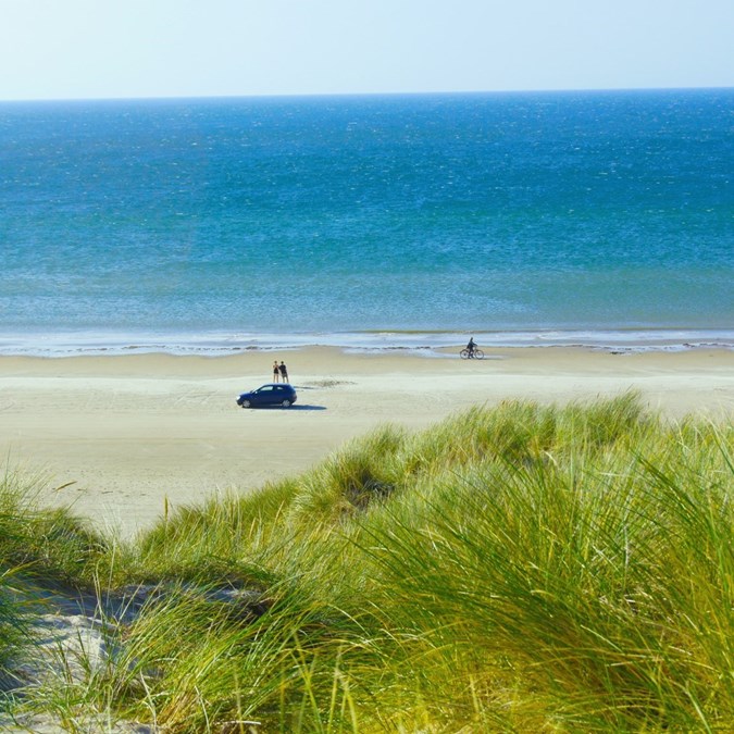 Bil parkeret på Saltum strand