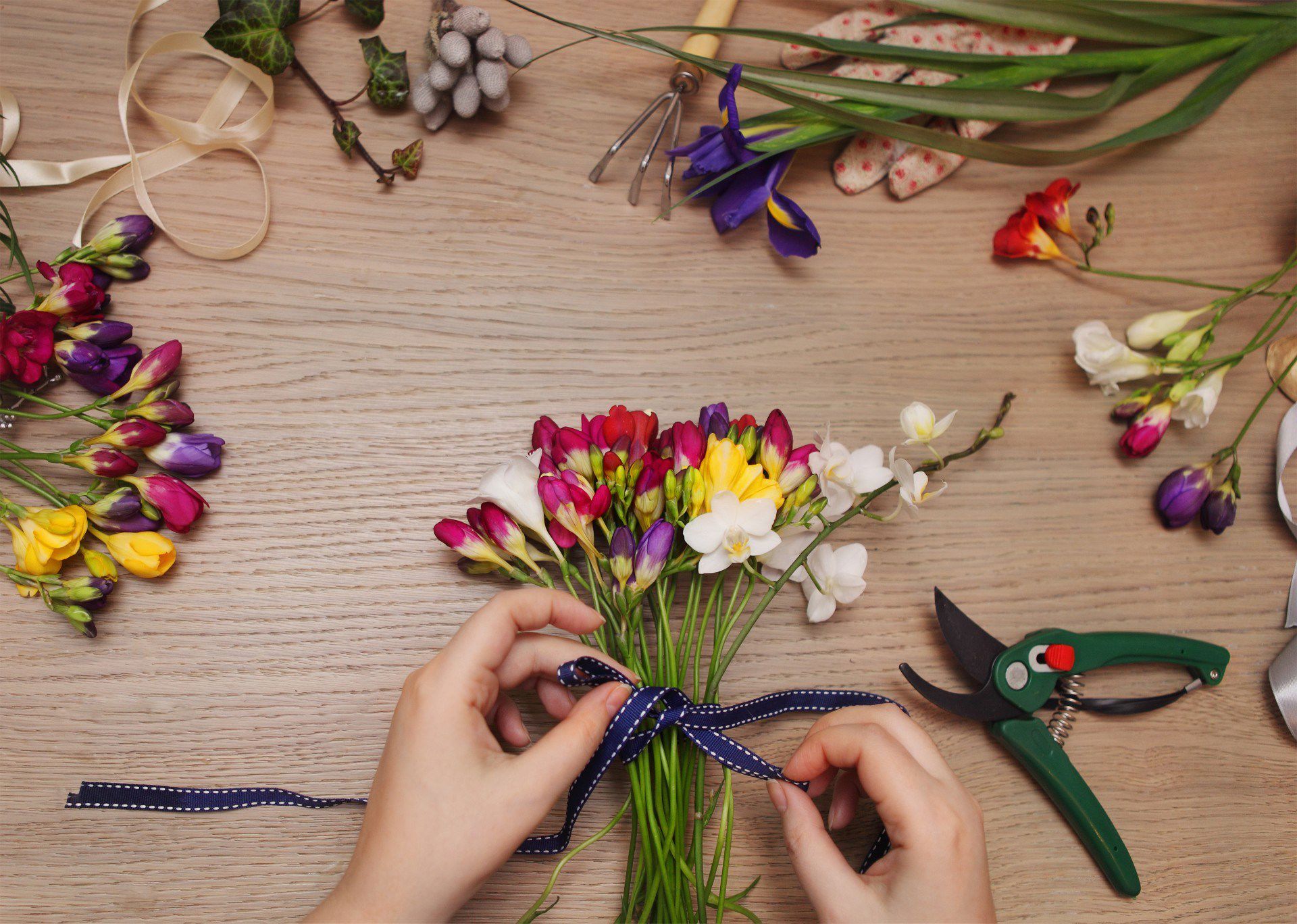 Blomsterbinding med bånd