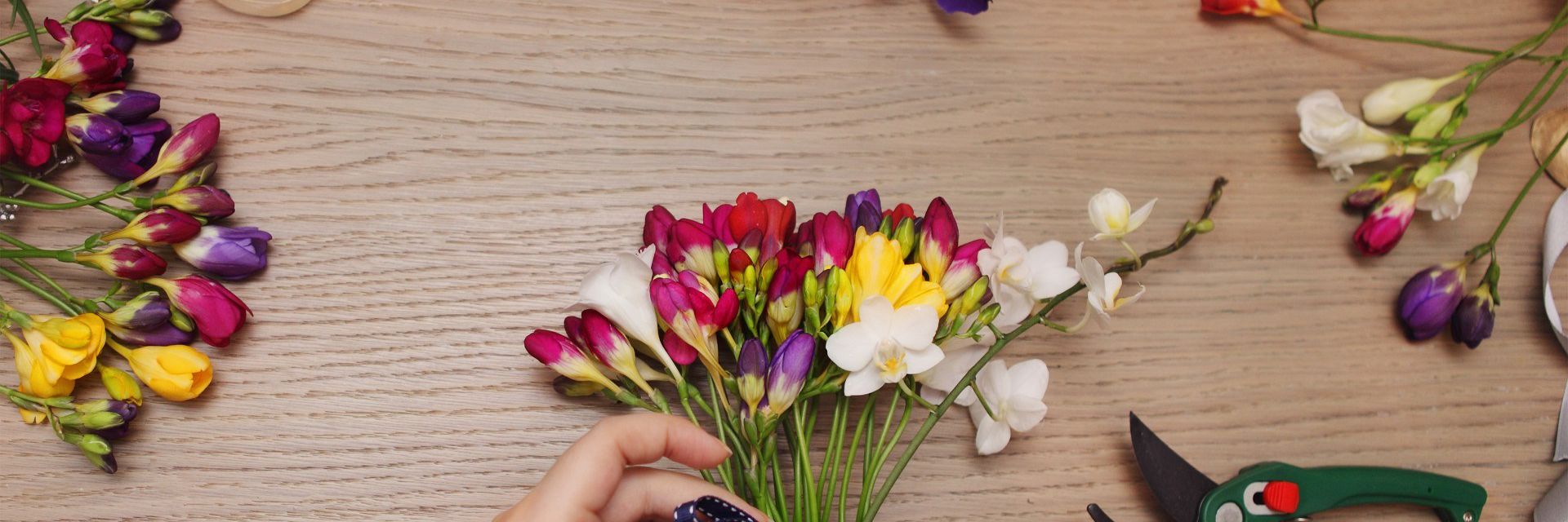 Blomsterbinding med bånd