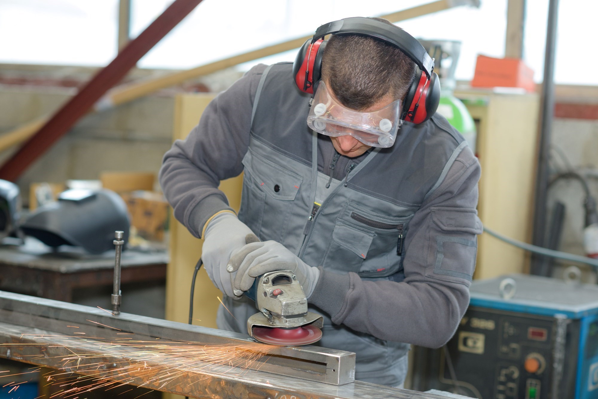 Mand med elektrisk maskine