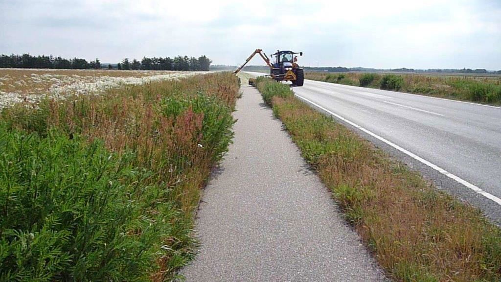 Traktor klipper grøfter