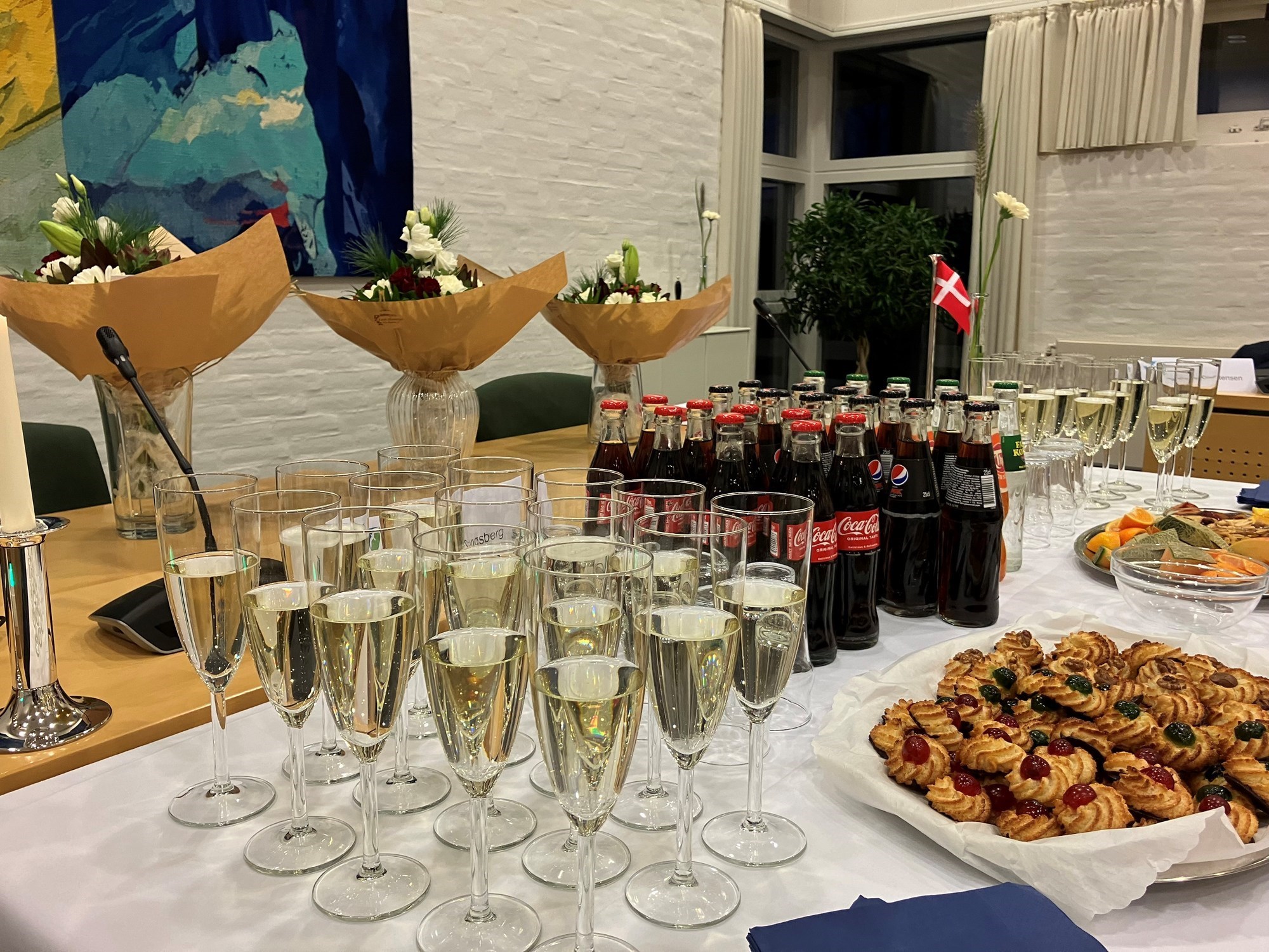 Bobler, sodavand, kransekage og frugt