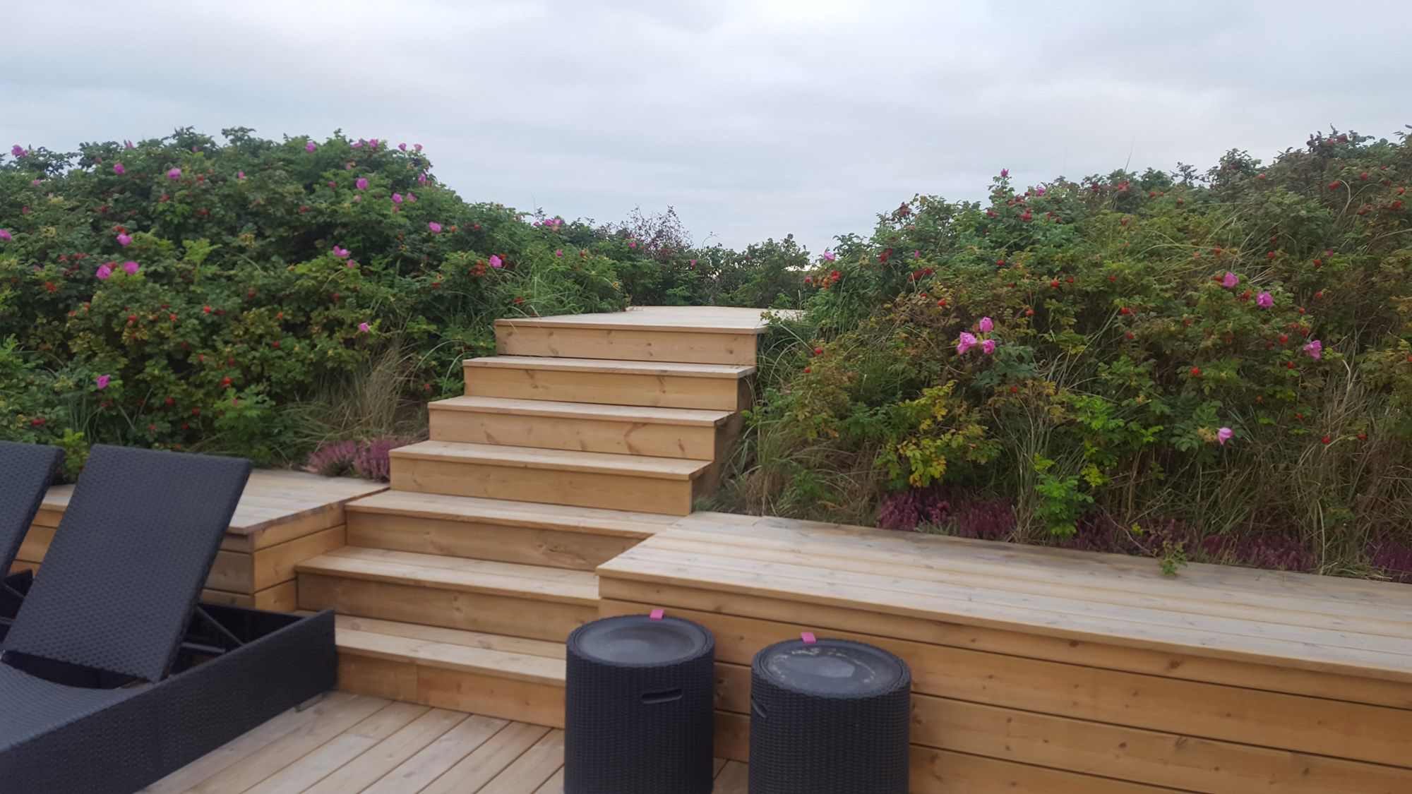 terrasse med trapper op i klitter