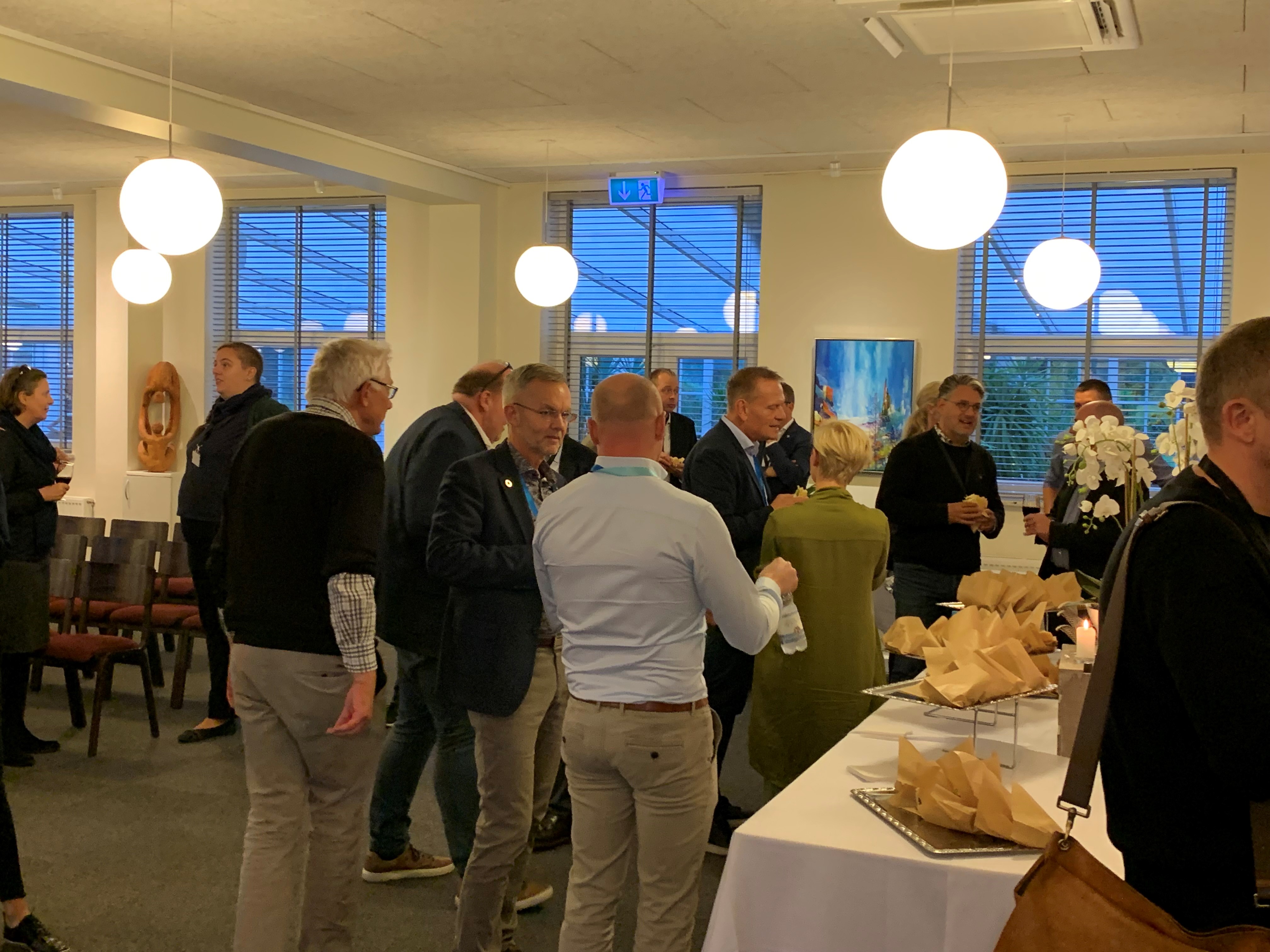 Folk snakker til netværksmøde