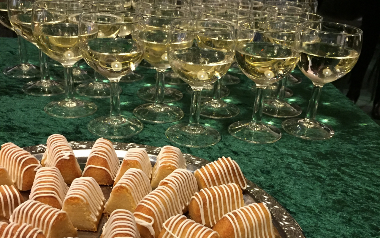 kransekage og hvidvin