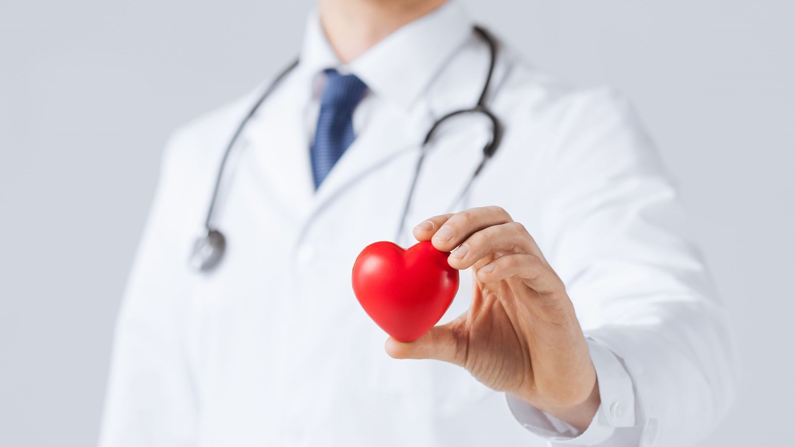 Læge med rødt hjerte