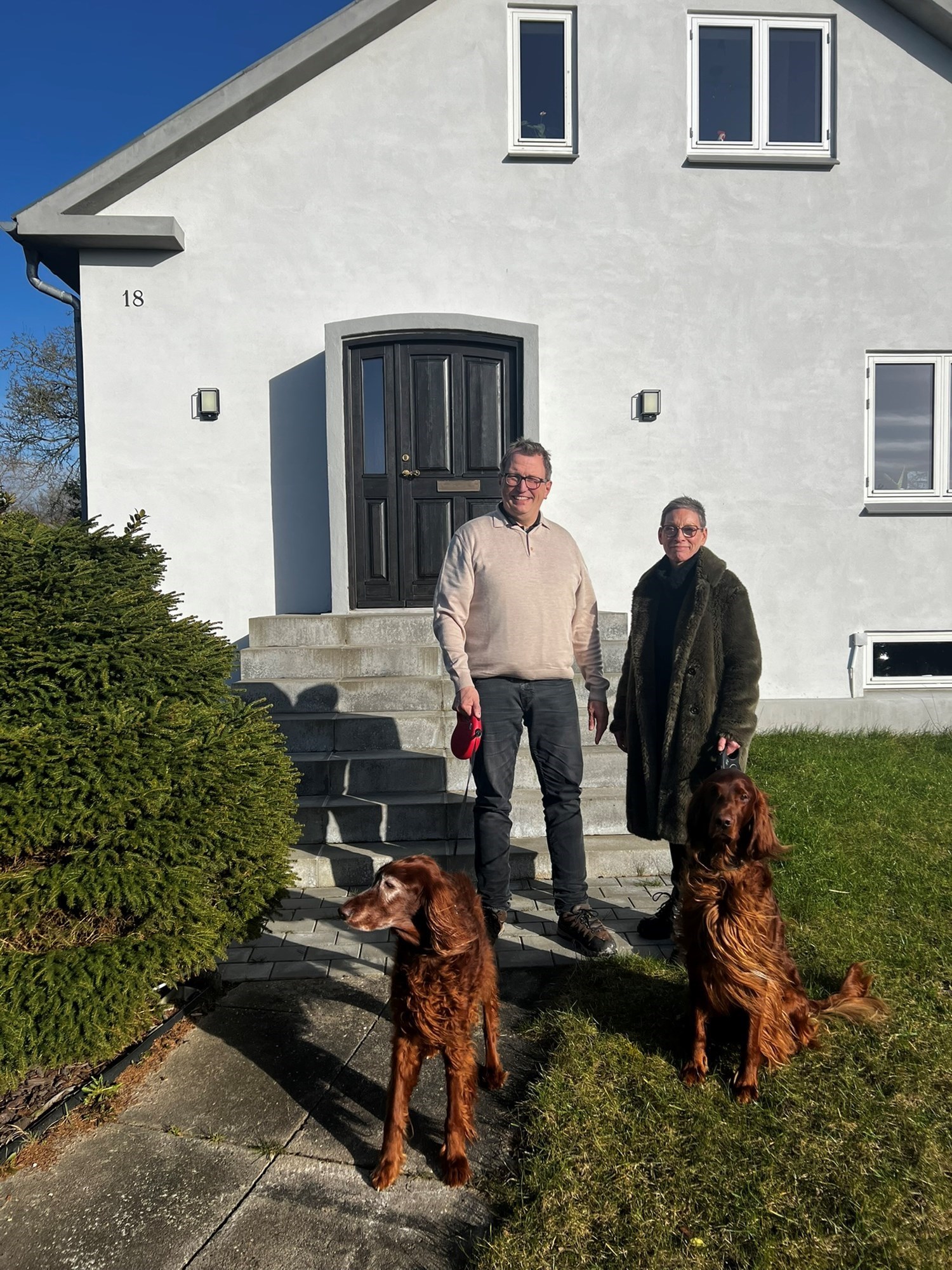 Christian, Jacqueline og hundene Hilly og Viggo