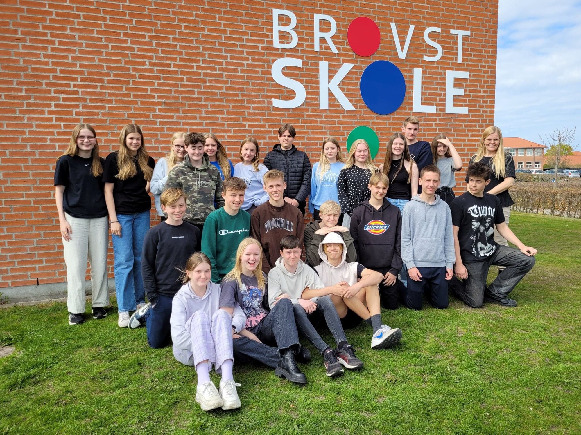 Skoleelever foran Brovst Skole