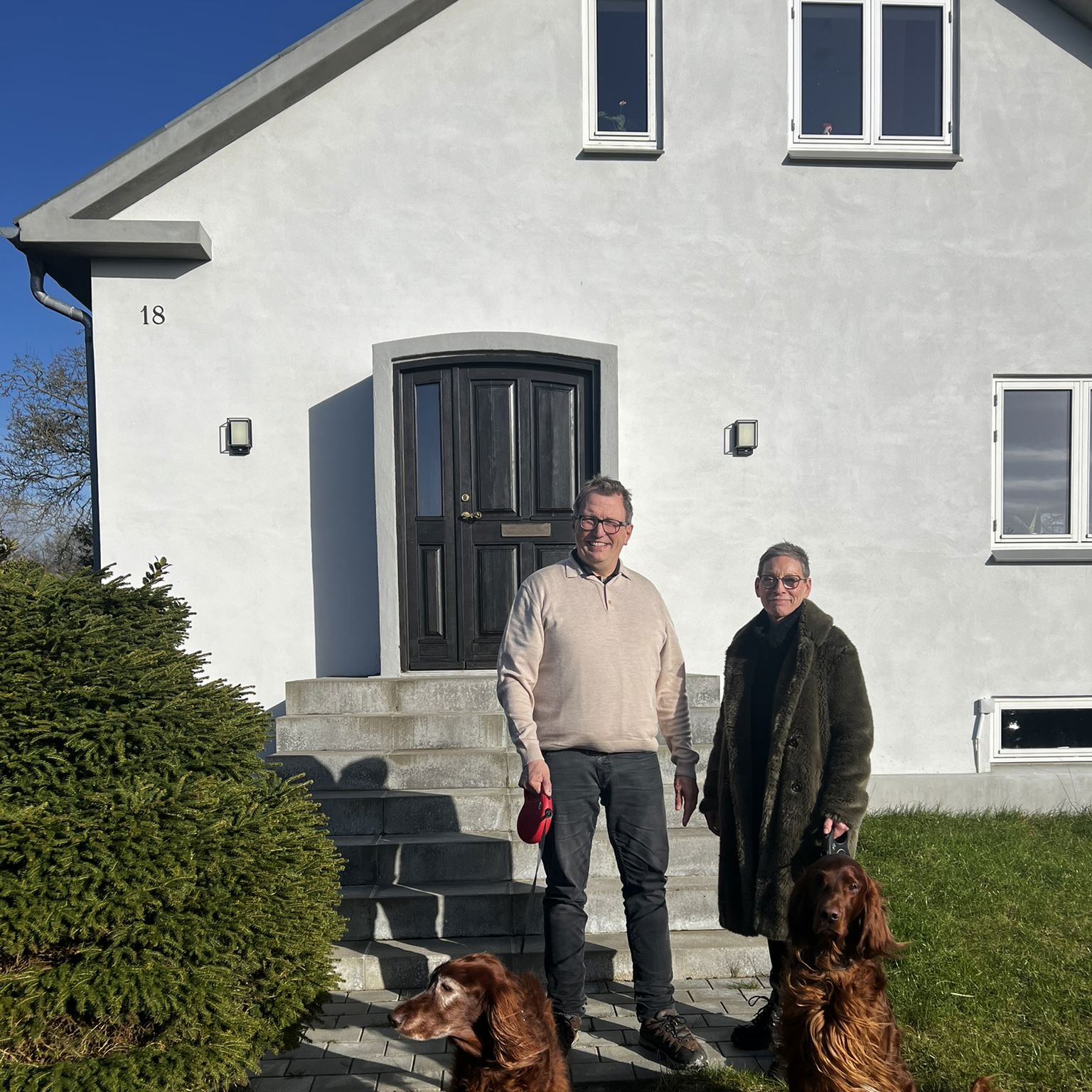 Christian og Jacqueline sammen med hundene Hilly og Viggo foran huset i Ingstrup, som de har renoveret