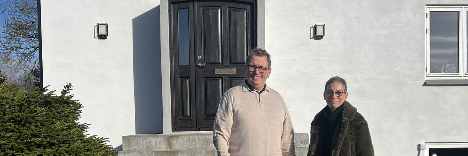 Christian og Jacqueline sammen med hundene Hilly og Viggo foran huset i Ingstrup, som de har renoveret