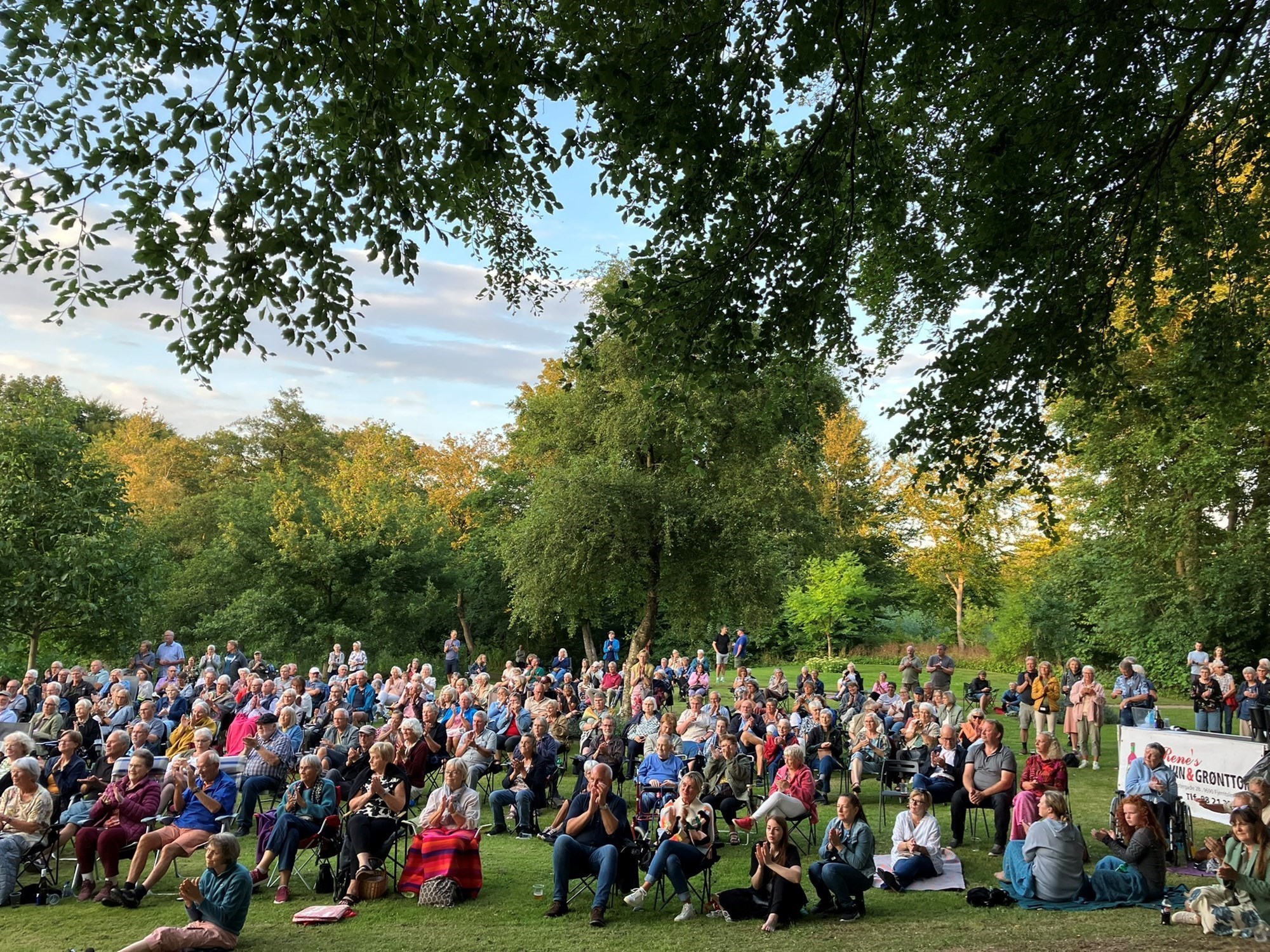 Publikum i grønne omgivelser