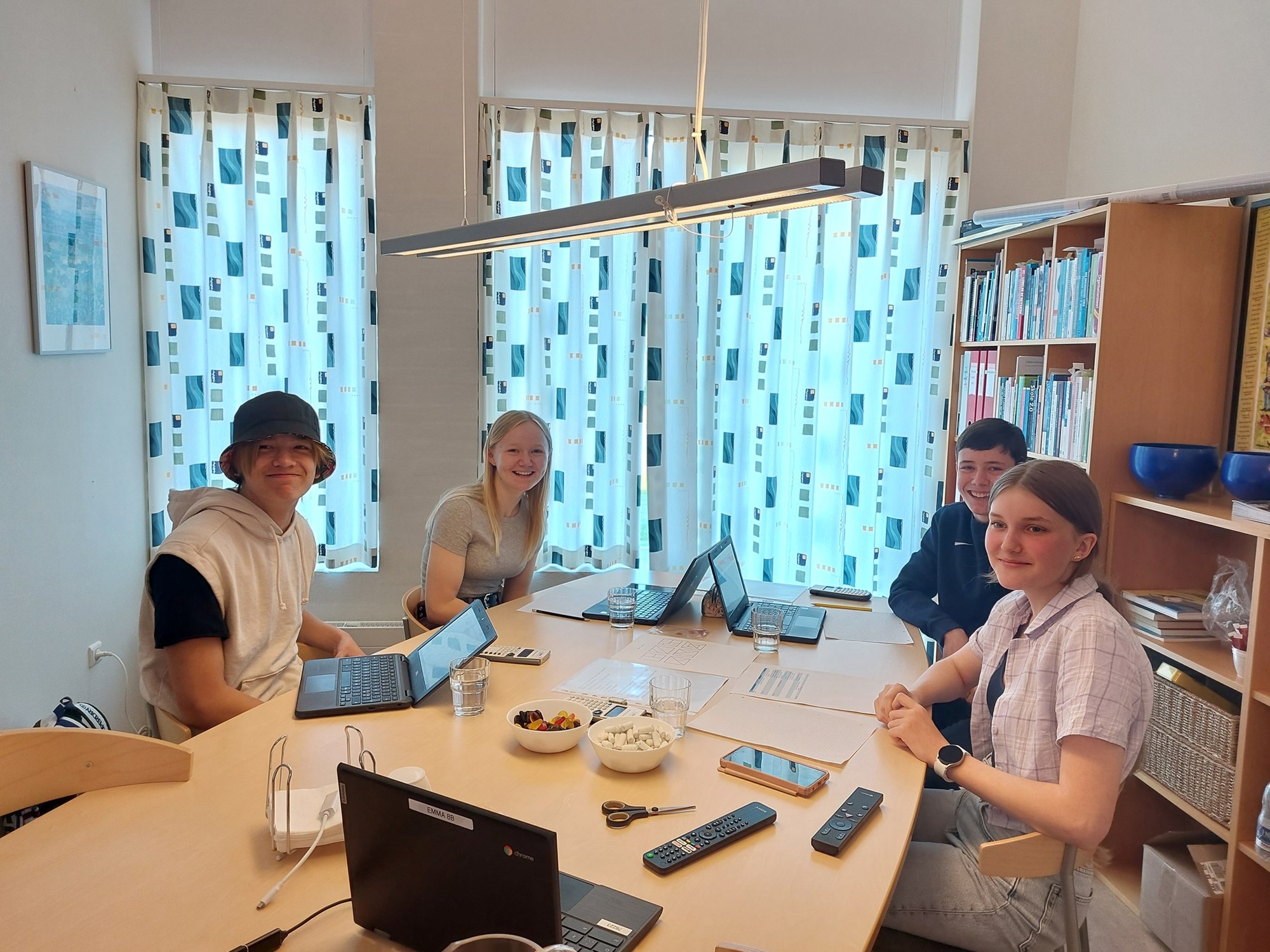 Skoleelever øver sig