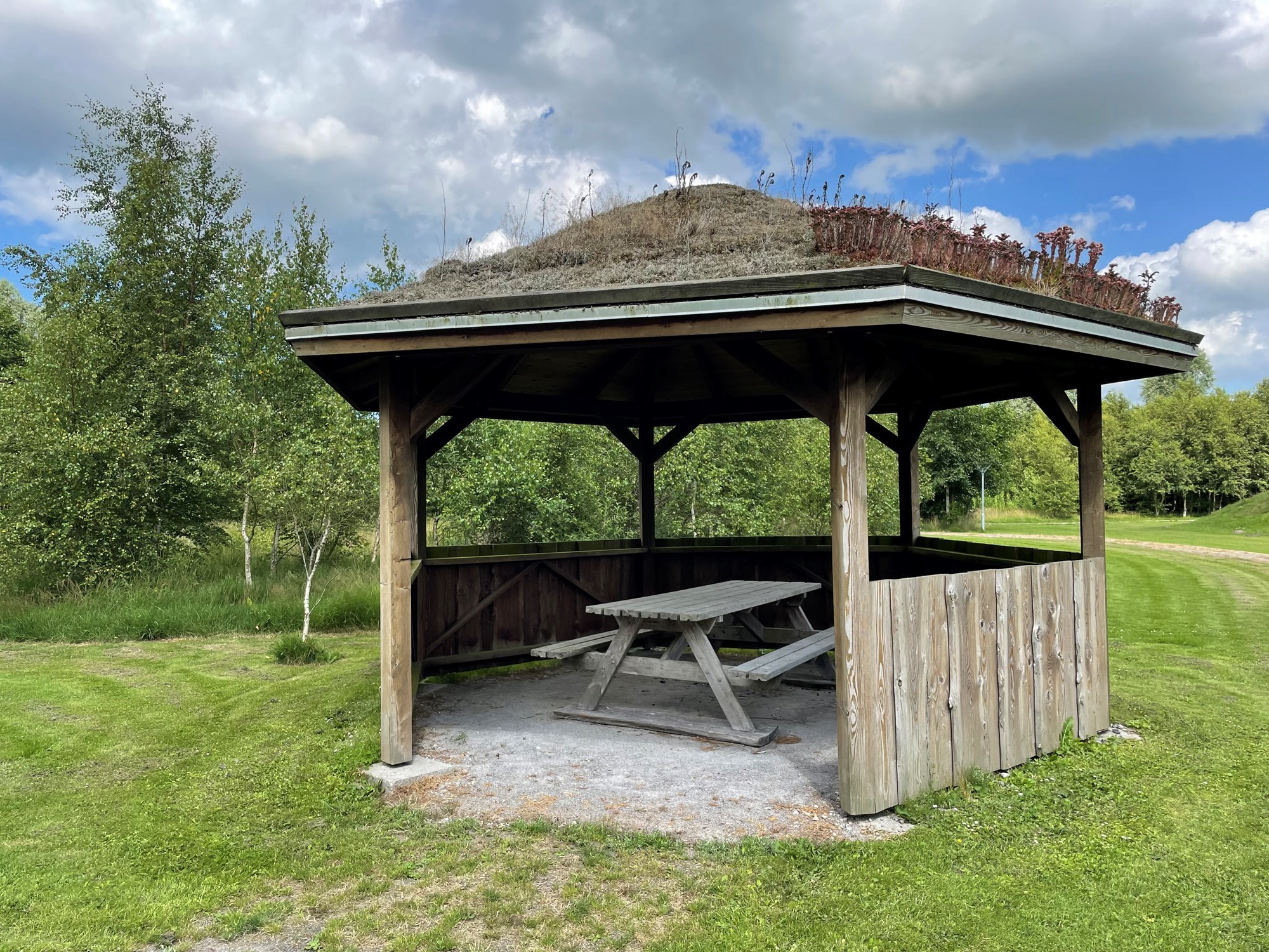 Hyggelig overdækket spiseplads ved Oasen