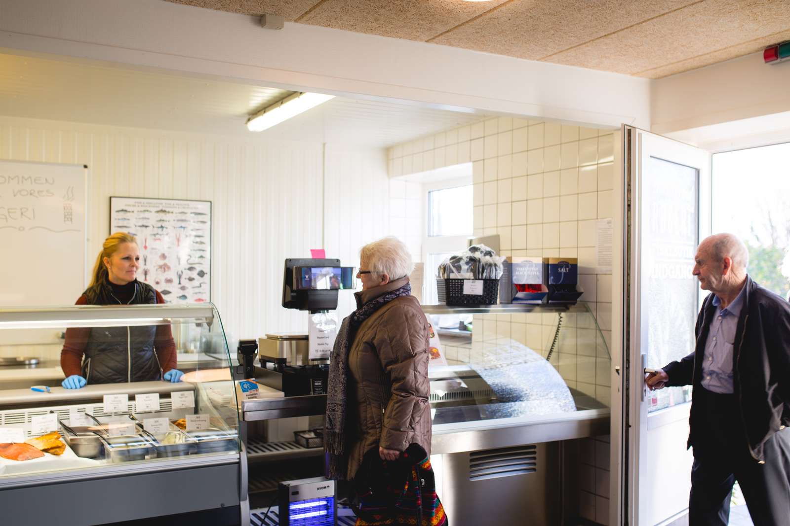 Personer i slagterbutik