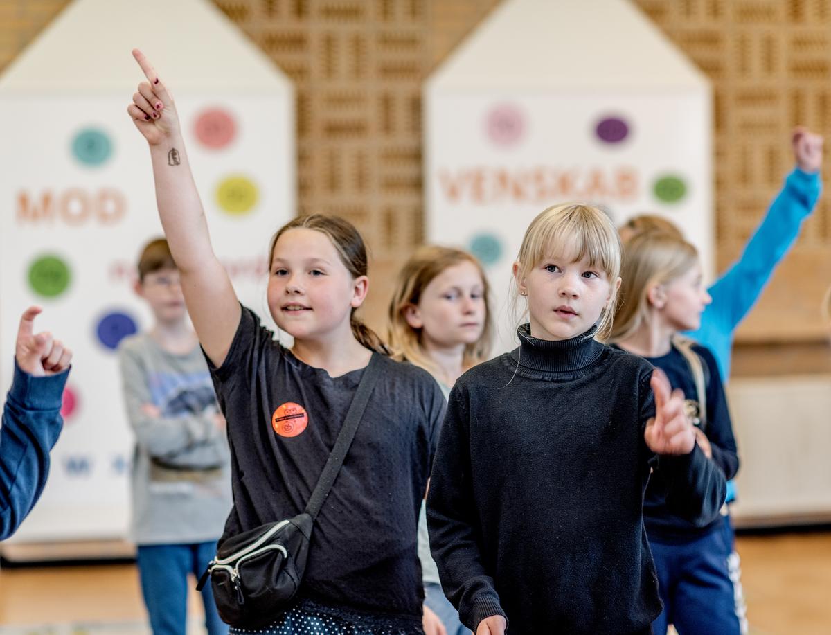 Børn rækker hånden op