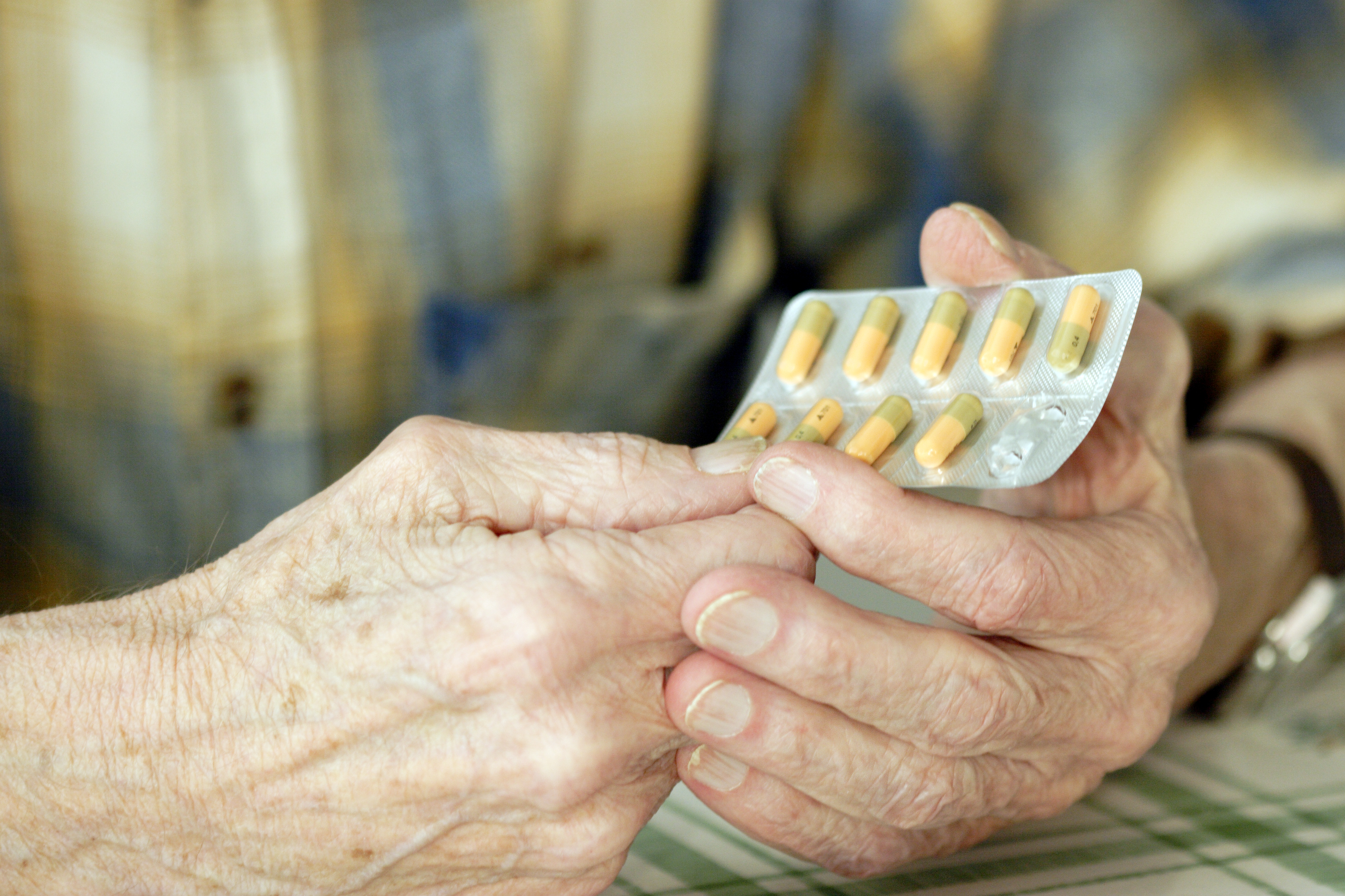 Holder pakke med piller