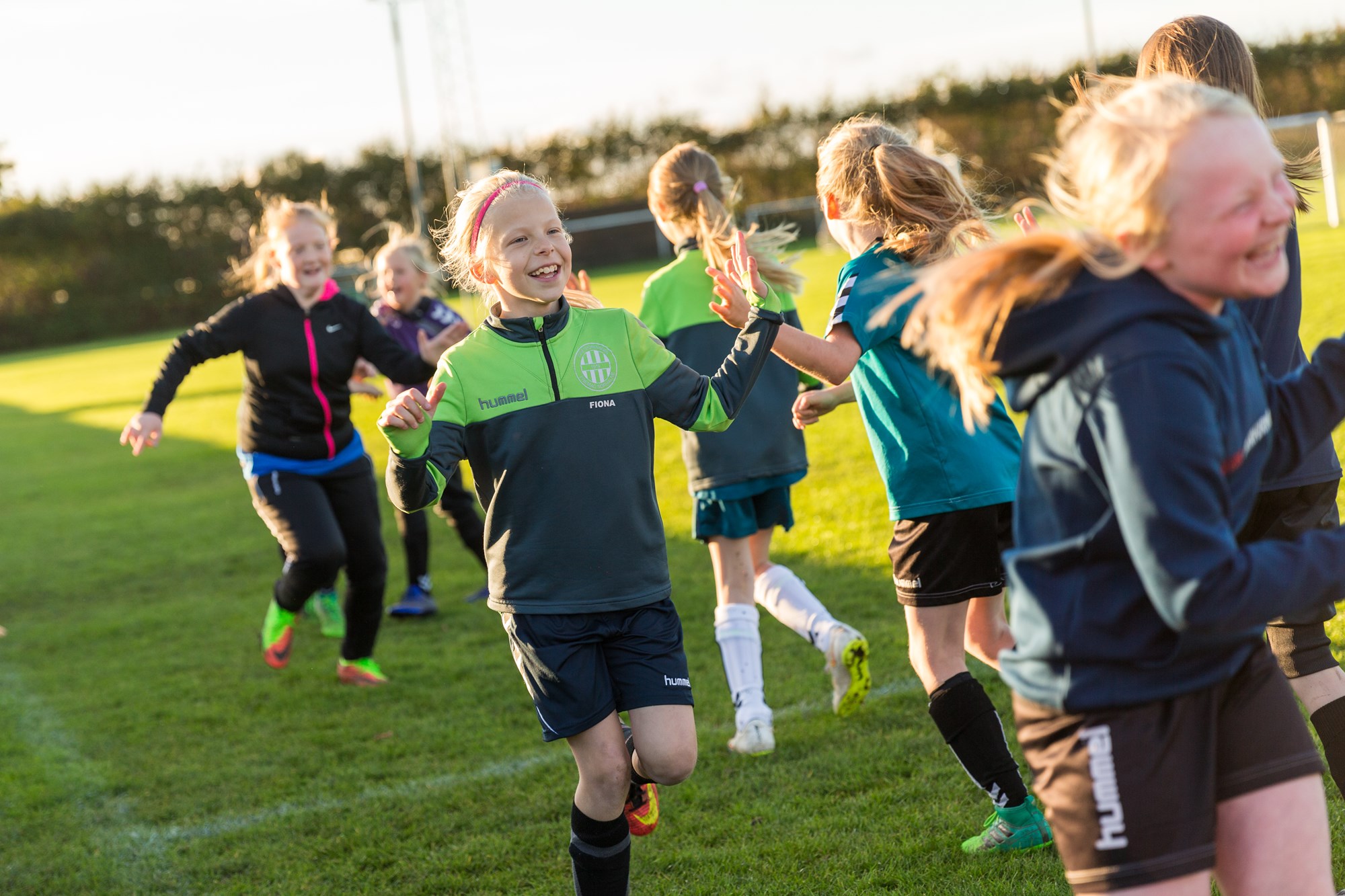 Fodboldpiger gør klar til kamp
