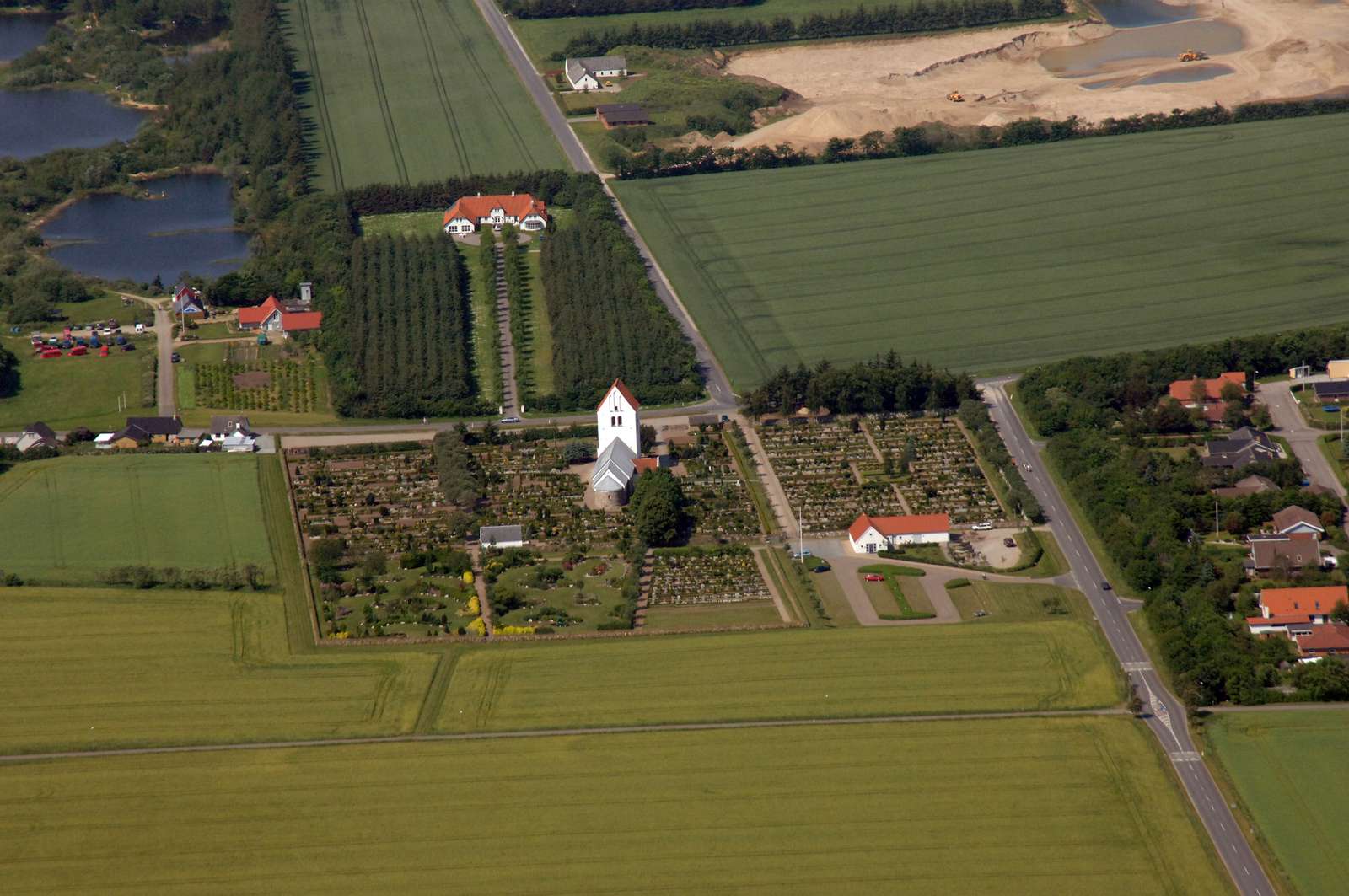 Luftbillede kirke og huse