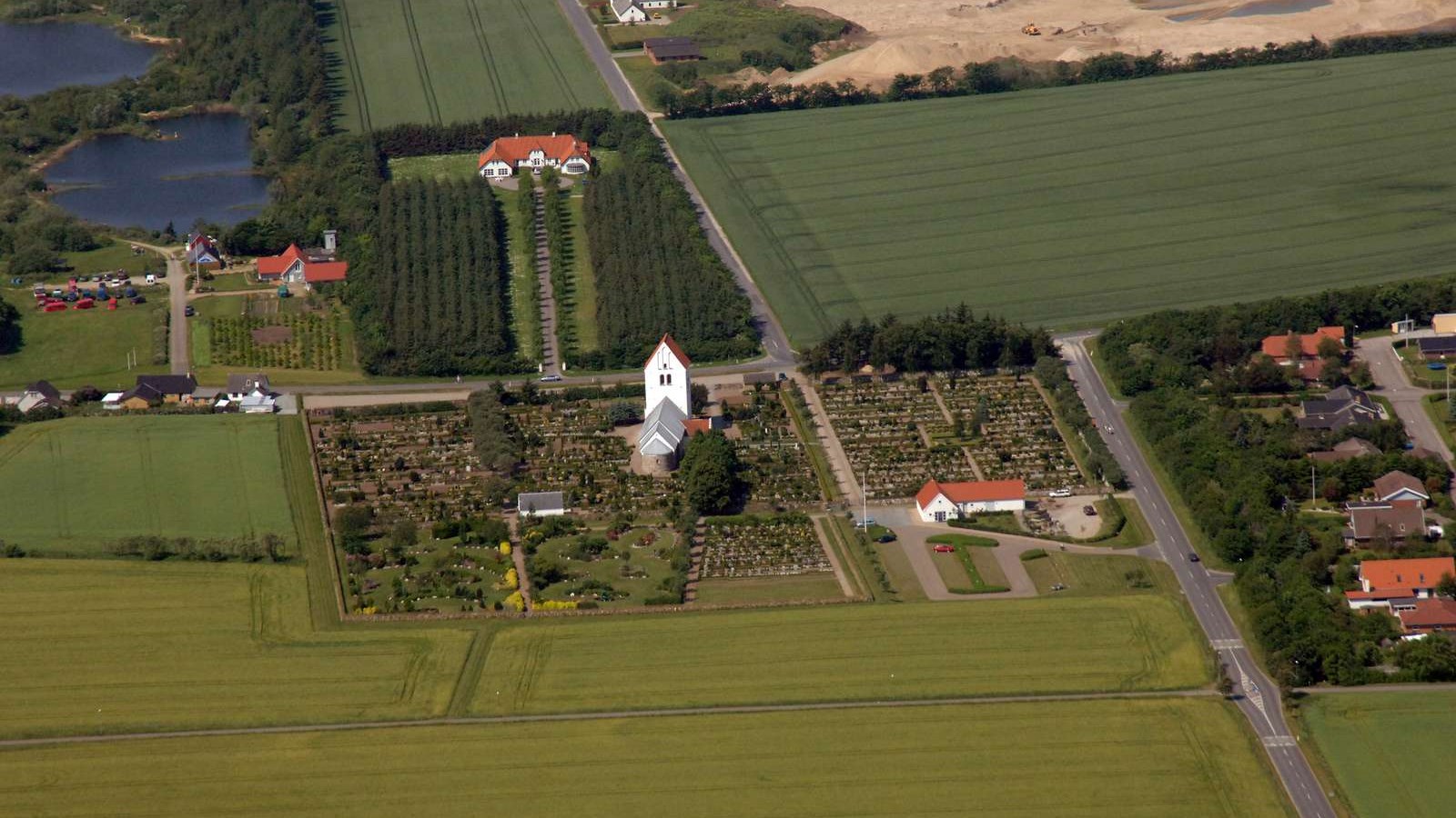 Luftbillede kirke og huse