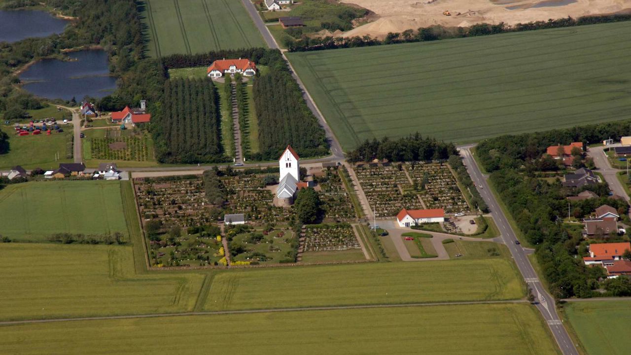 Luftfoto af kirkegård og kirke
