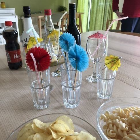 Saltum Plejecenter fest med drinks og chips
