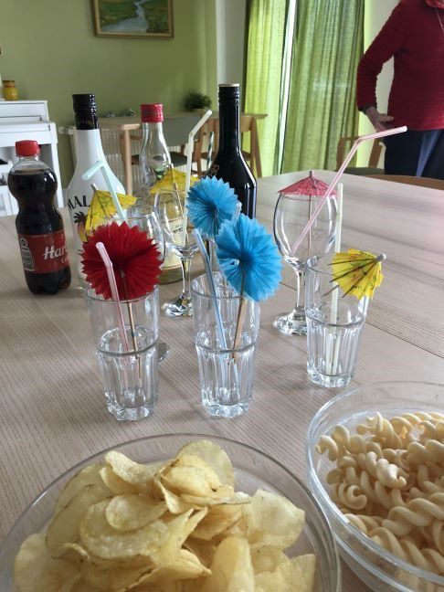 Saltum Plejecenter fest med drinks og chips