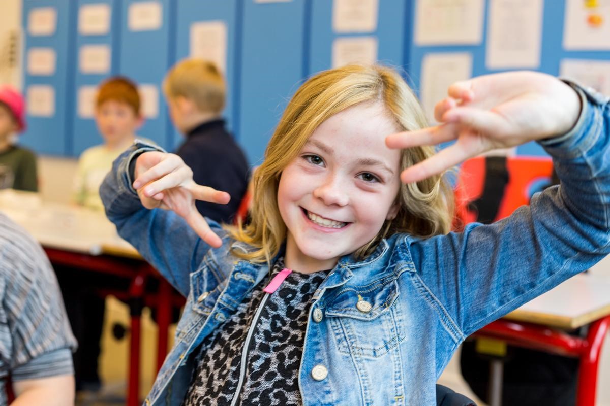 Glad pige i skoleklasse