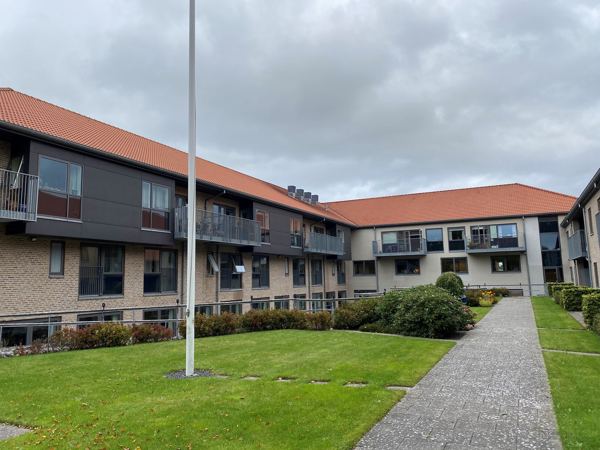 Gårdsplads ved plejecenter