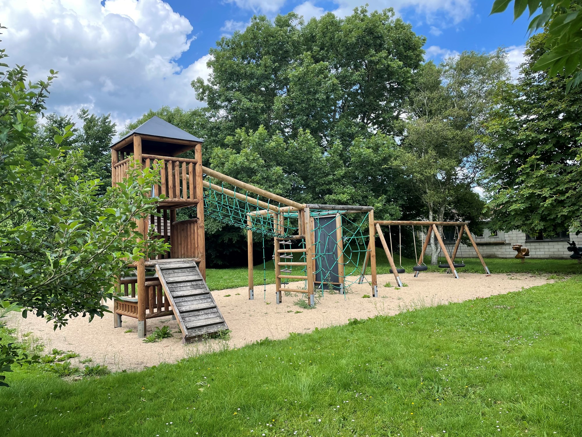 Legetårn med klatrebane