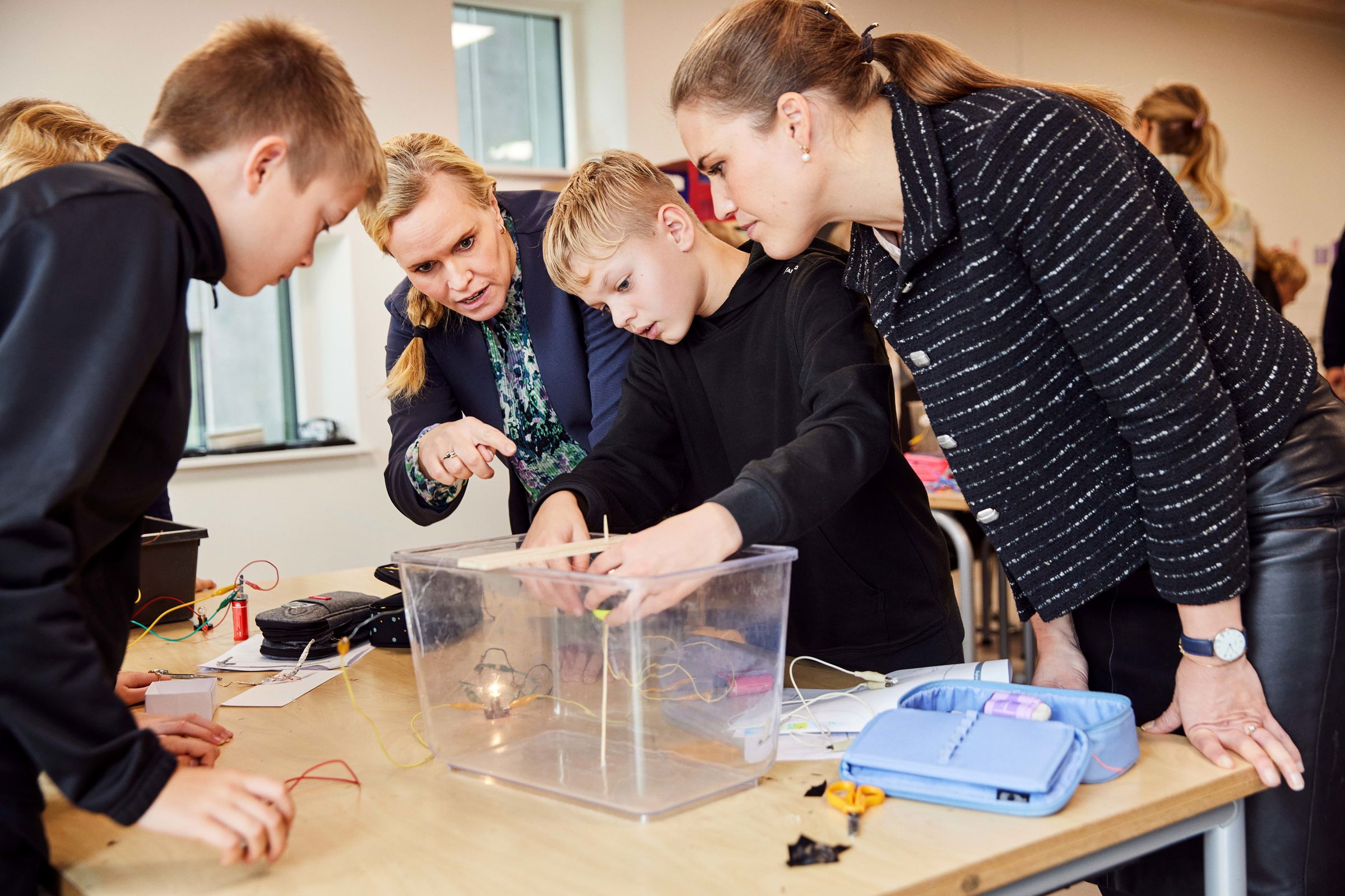 Foto fra 2023, hvor daværende digitaliseringsminister, Marie Bjerre, besøgte Aabybro Skole for at kigge nærmere på faget teknologiforståelse og den måde, der blev undervist i det.
