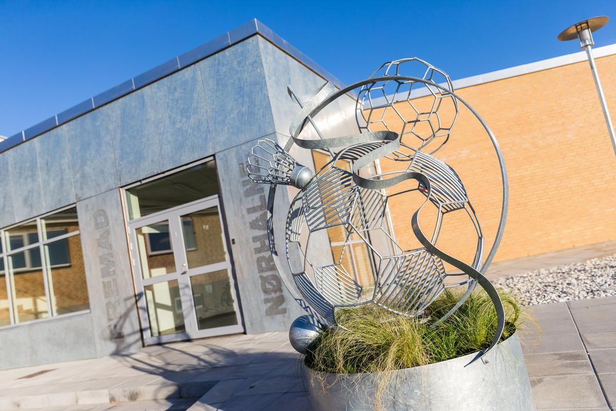 Fodboldskulptur ved Nørhalne stadion
