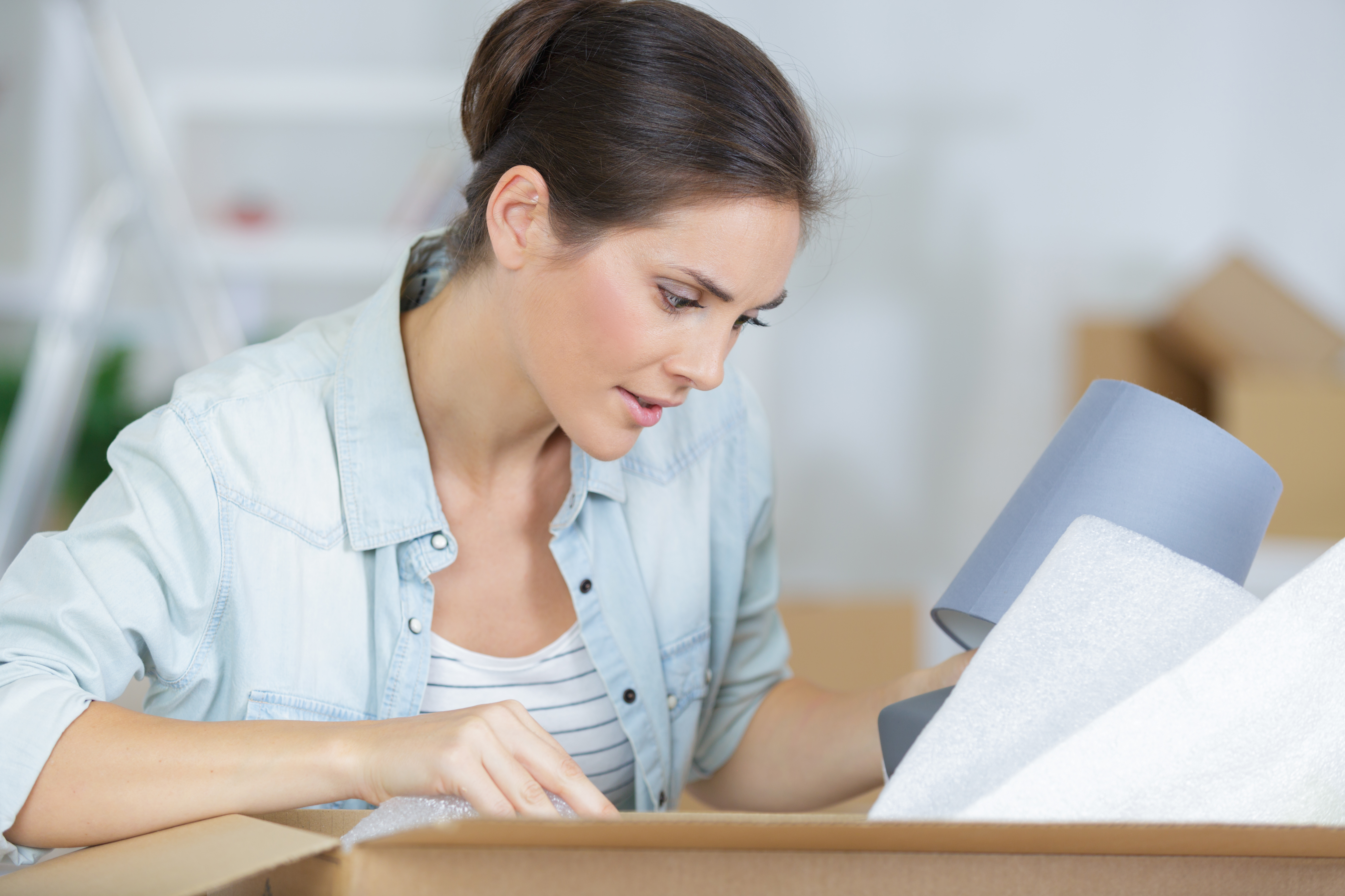 Kvinde pakker flyttekasse