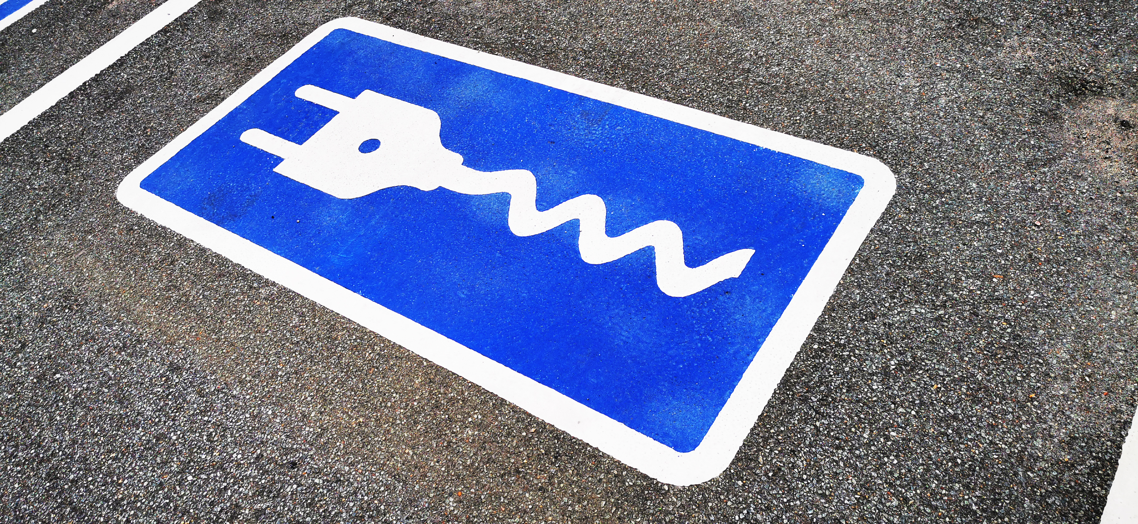 Ellader-symbol på parkeringsplads