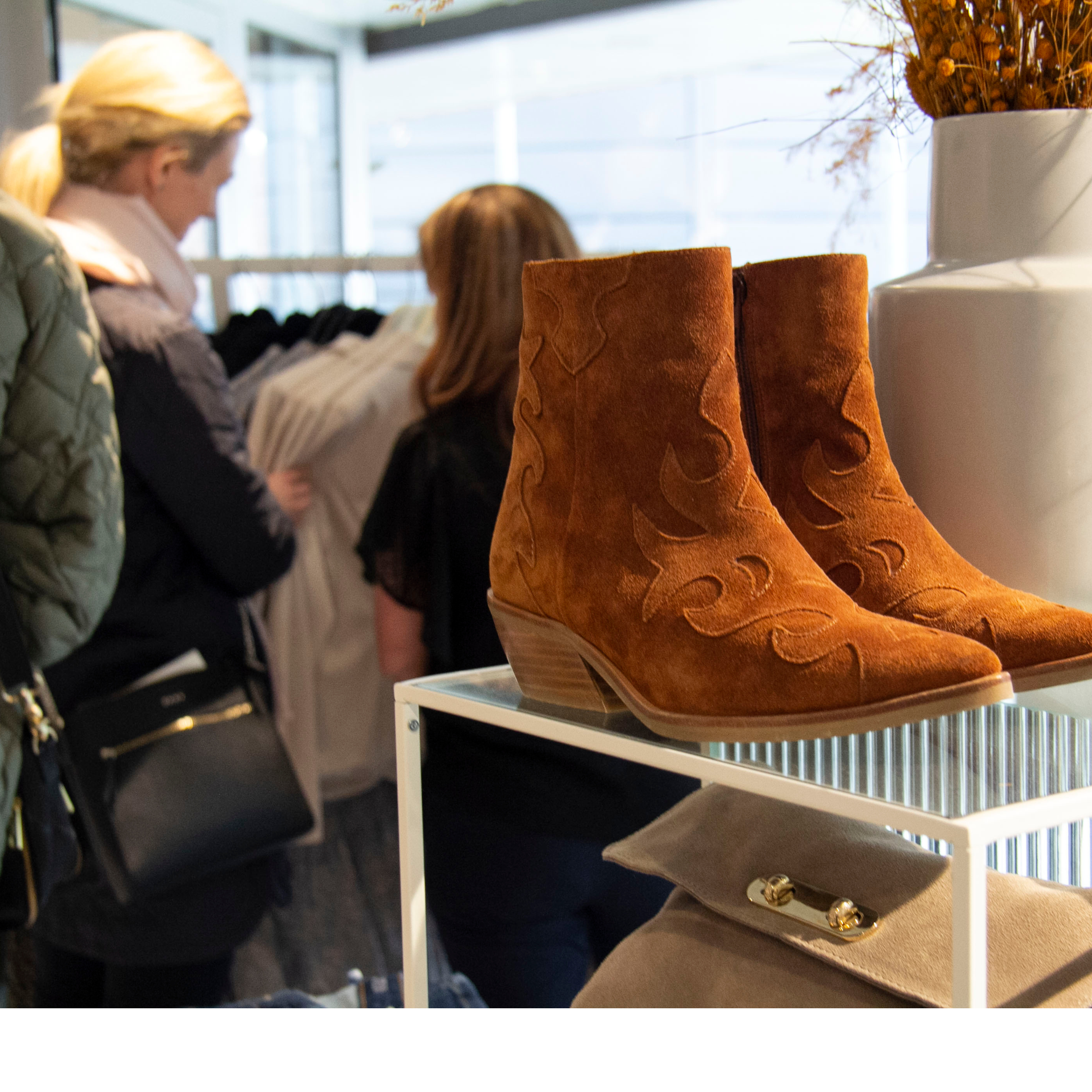 Støvler på hylden i en tøjbutik