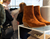 Støvler på hylden i en tøjbutik