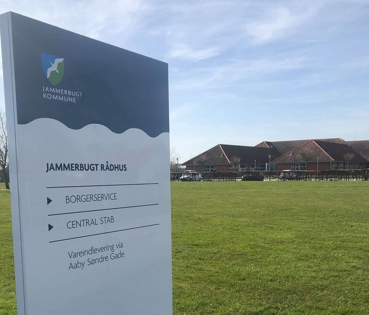 Skilt ved Aabybro Rådhus