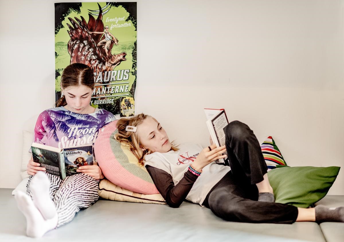 To koncentrerede piger læser bøger