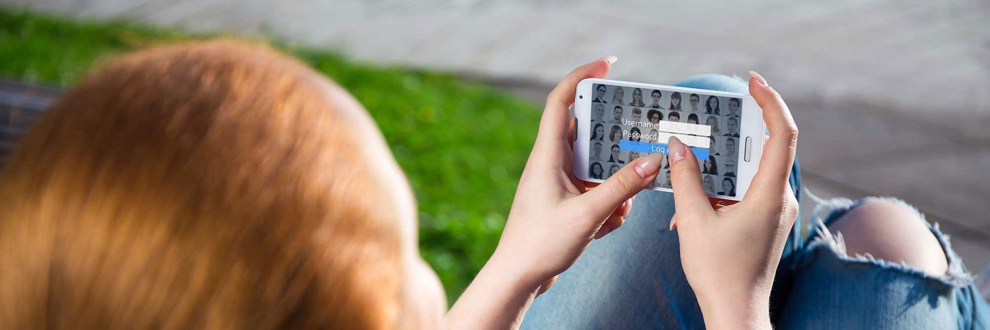 Ung med mobiltelefon