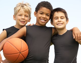 3 børn med en basketball