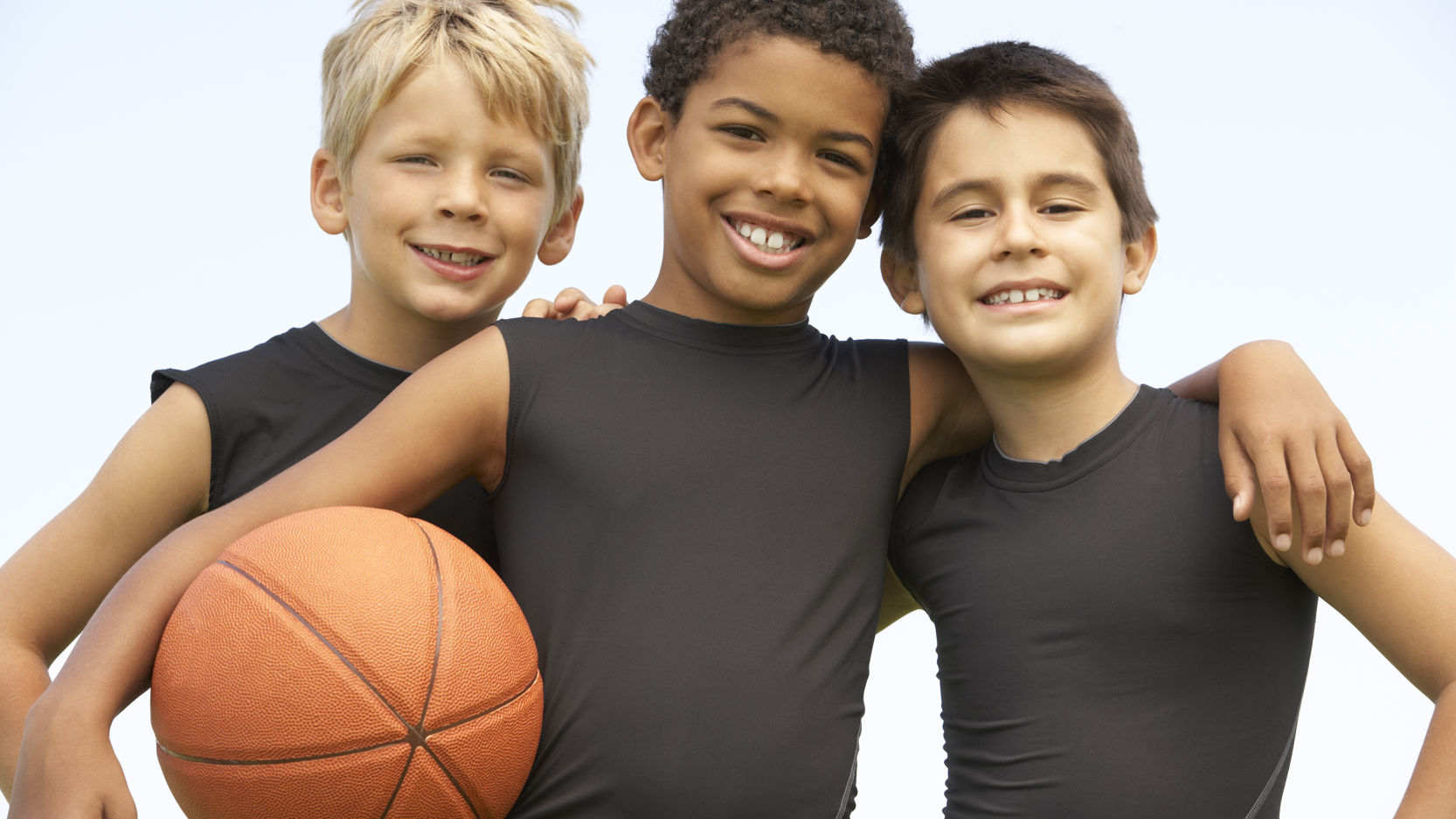 3 drenge med basketball